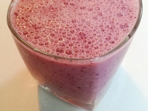 バナナとキウイとブルーベリーの美的ジュース